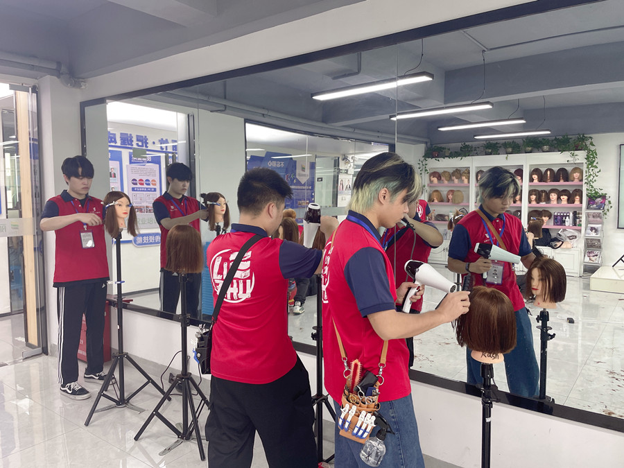 廣西學(xué)美發(fā)吹風(fēng)：對(duì)吹風(fēng)造型造成影響的要素