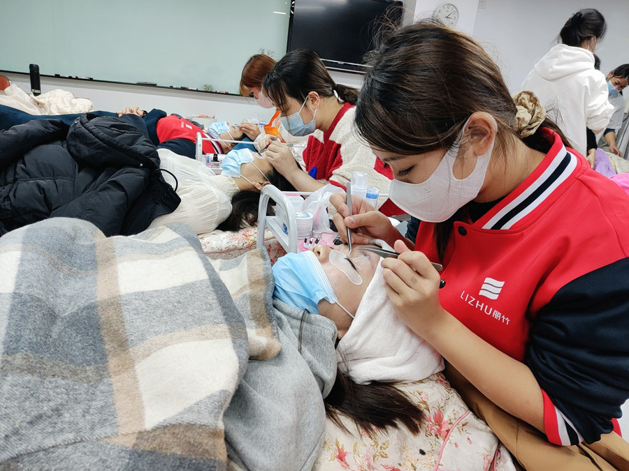 南寧美甲美睫培訓(xùn)：開綜合店為什么要學(xué)美睫？