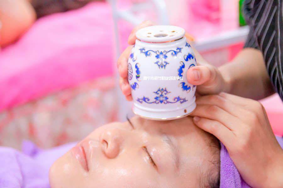 艾灸罐艾灸額頭的好處，廣西艾灸學(xué)校課程講解