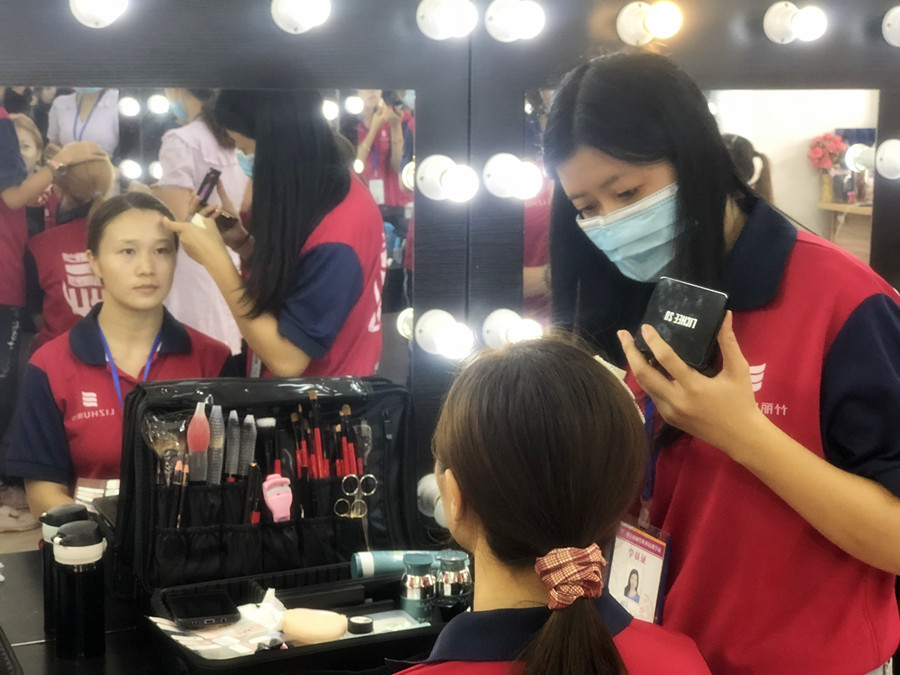 如何打造自然底妝？廣西彩妝教學(xué)基礎(chǔ)