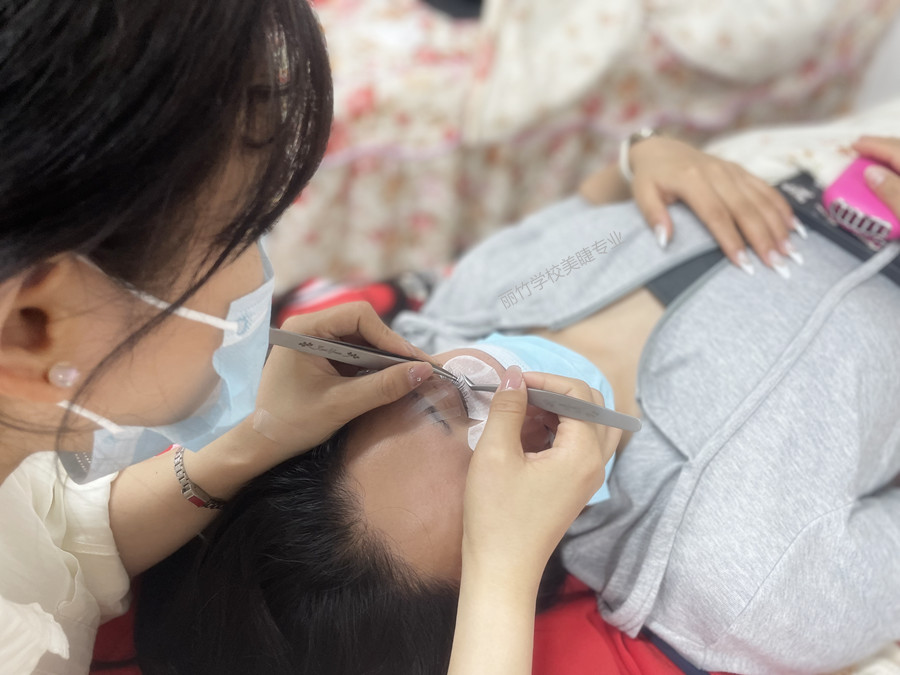 南寧美睫：不同經驗的美睫師如何選擇膠水？