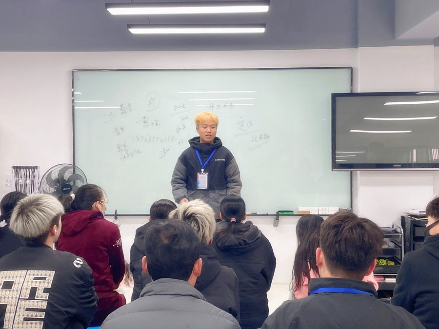 同學(xué)，歡迎來到廣西美發(fā)教育學(xué)校