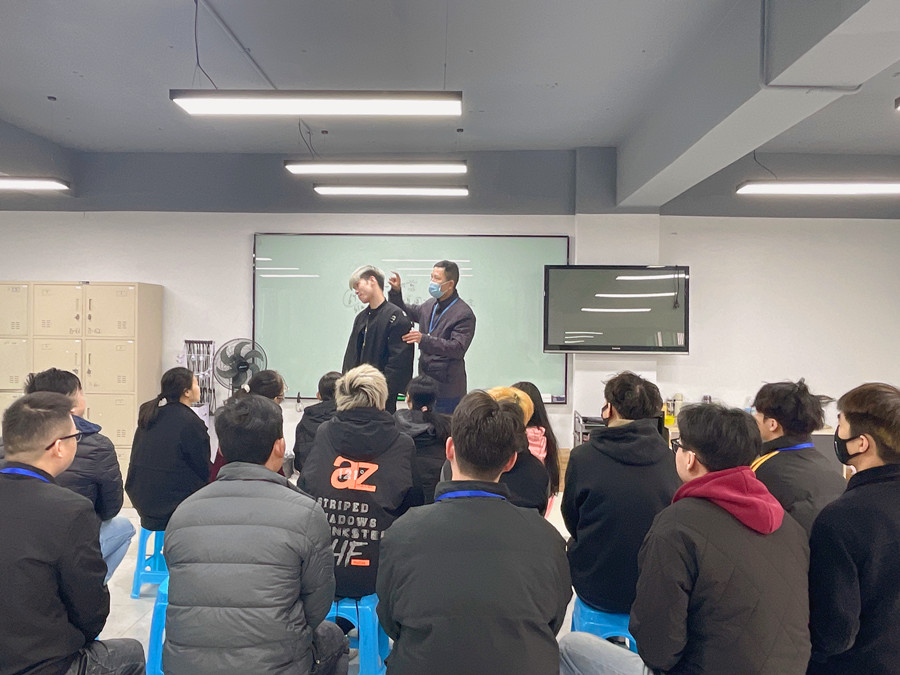 起發(fā)腳是什么？南寧學(xué)理發(fā)剪發(fā)培訓(xùn)