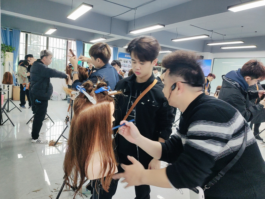 南寧剪女發(fā)哪里時(shí)尚？南寧哪里可以學(xué)剪女？