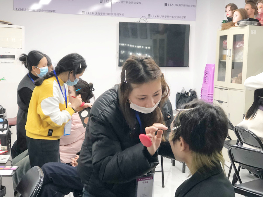 廣西化妝基礎短期：零基礎學化妝入門學什么？