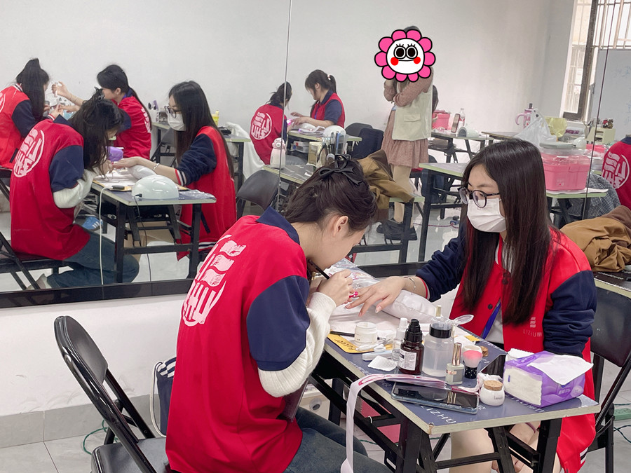 紙托光療延長技巧，廣西美甲專業(yè)教學