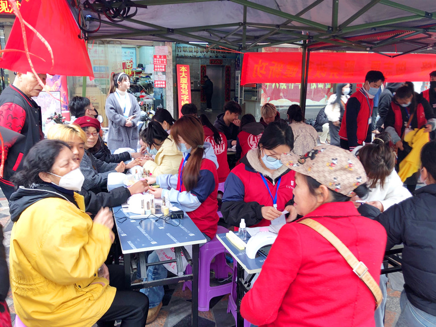 美甲活動(dòng)免費(fèi)，南寧美甲造型專業(yè)學(xué)校開啟“學(xué)雷鋒月”