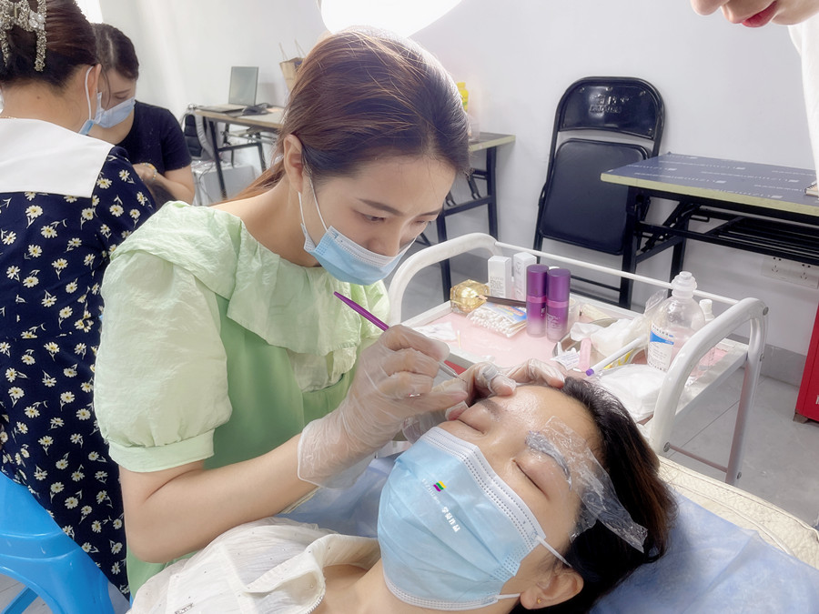 南寧教紋繡：如何掌握紋繡上色的時(shí)間？