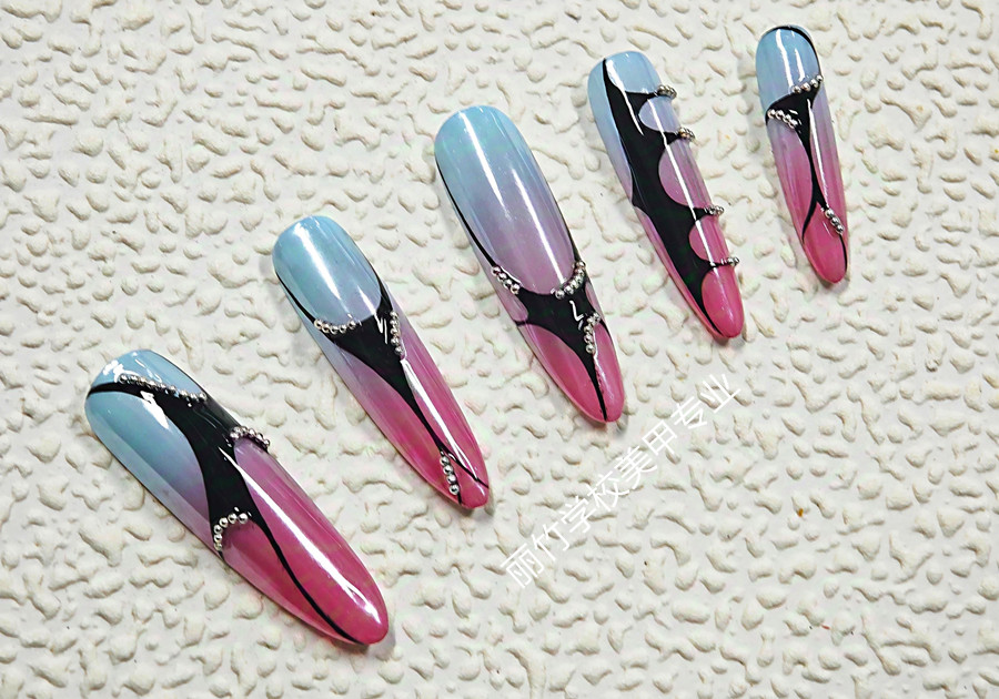  漸變線條美甲，廣西美甲學(xué)院實訓(xùn)作品