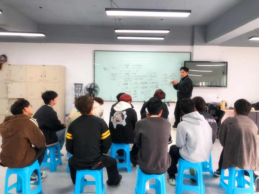 廣西燙發(fā)專業(yè)教案：如何正確蓋白發(fā)？