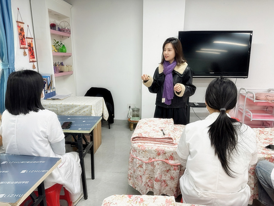 南寧美容師招聘，廣西南寧專業(yè)美容學(xué)校舉行就業(yè)宣講會(huì)