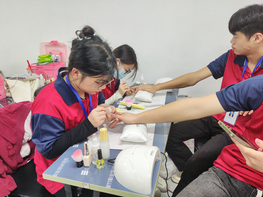 南寧學(xué)美甲的年齡限制？南寧學(xué)美甲去哪里？