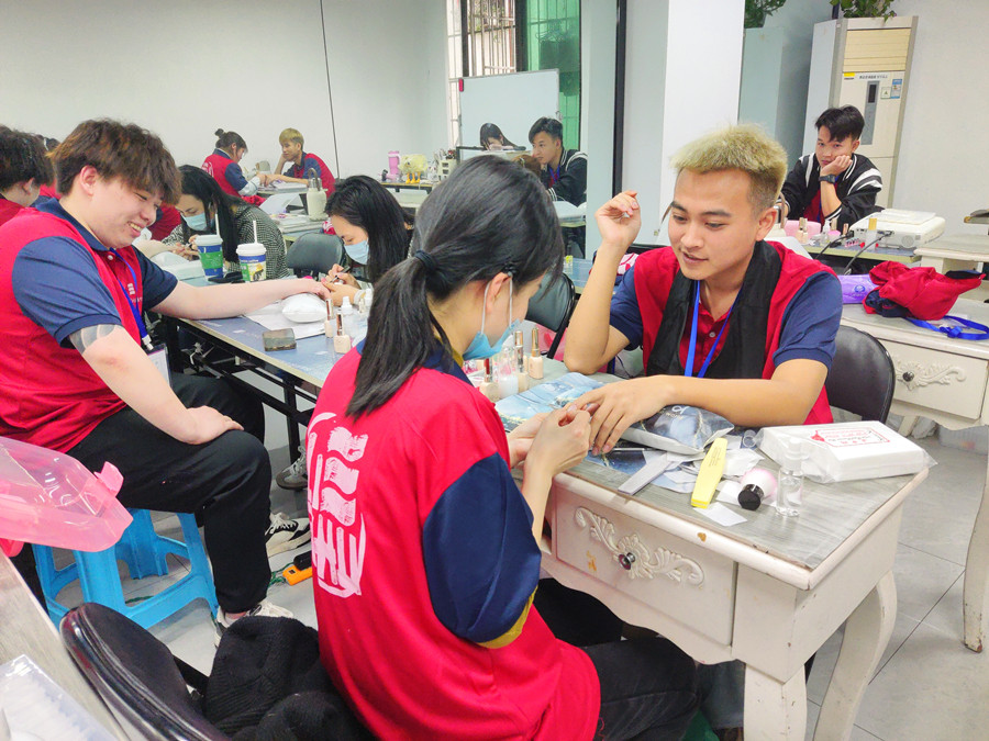 學美甲從零開始：男士美甲如何選擇？