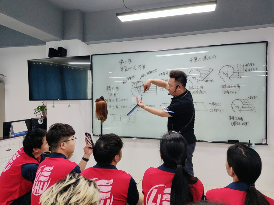 南寧培訓(xùn)美發(fā)新手：常用鋸齒剪技巧