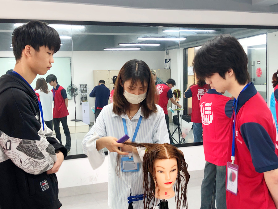 標(biāo)準(zhǔn)杠練習(xí)重點(diǎn)，南寧花式燙發(fā)學(xué)校解析