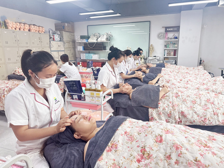 如何使用面霜進(jìn)行面部按摩？南寧教面部按摩