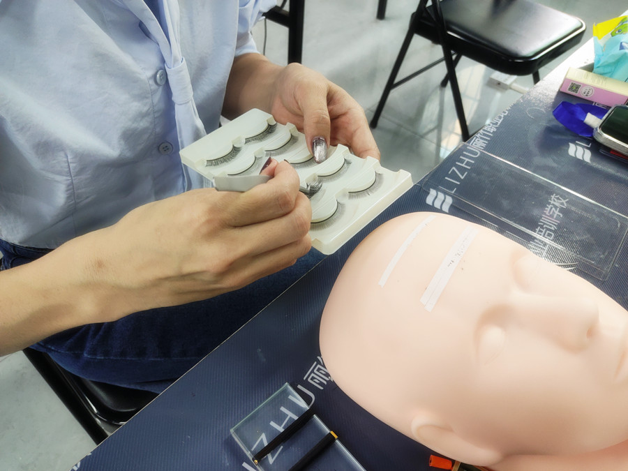 美睫單根嫁接教程，南寧美睫專業(yè)培訓(xùn)