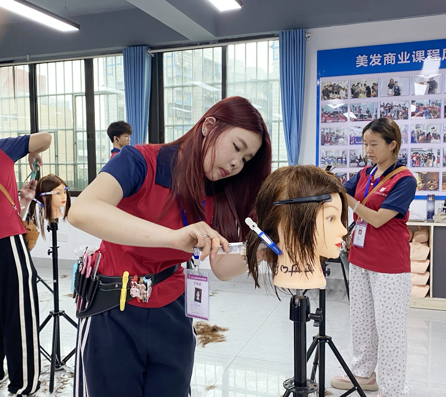 幼態(tài)臉選發(fā)型的關(guān)鍵，南寧剪發(fā)造型女士教學(xué)