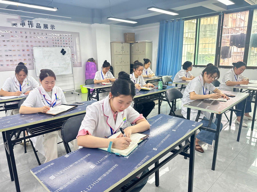 南寧學(xué)美容去哪學(xué)？麗竹學(xué)校美容專(zhuān)業(yè)歡迎您