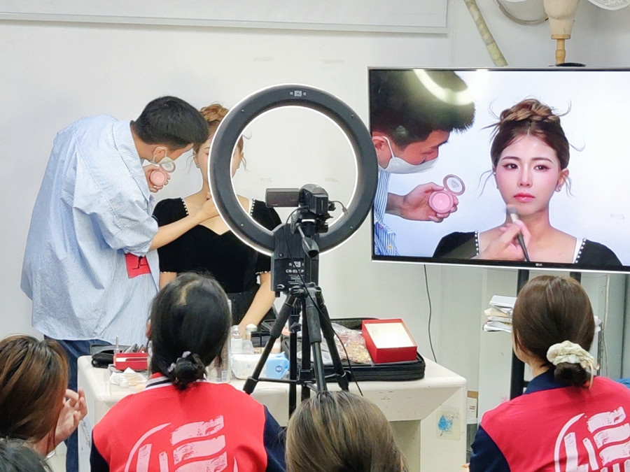 如何畫好千金妝？南寧學(xué)化妝到哪去？