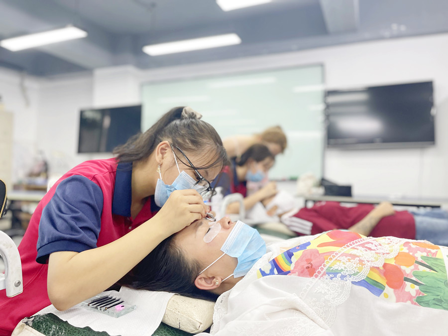 如何成為高價美睫師？南寧美睫學(xué)校排行分享技巧