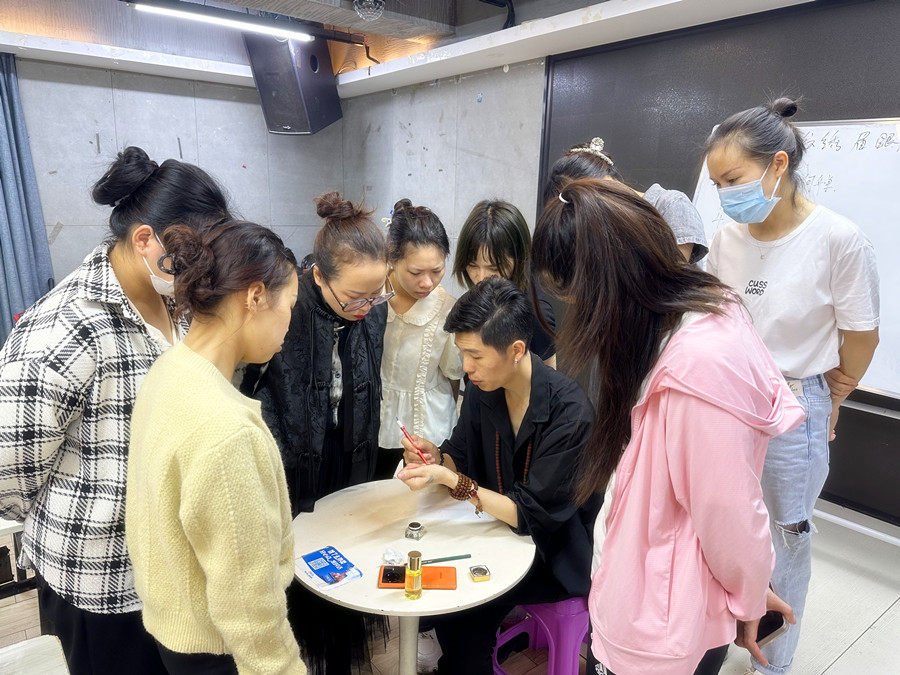 薄唇和厚唇的調(diào)整方法，廣西紋繡進修深造培訓?