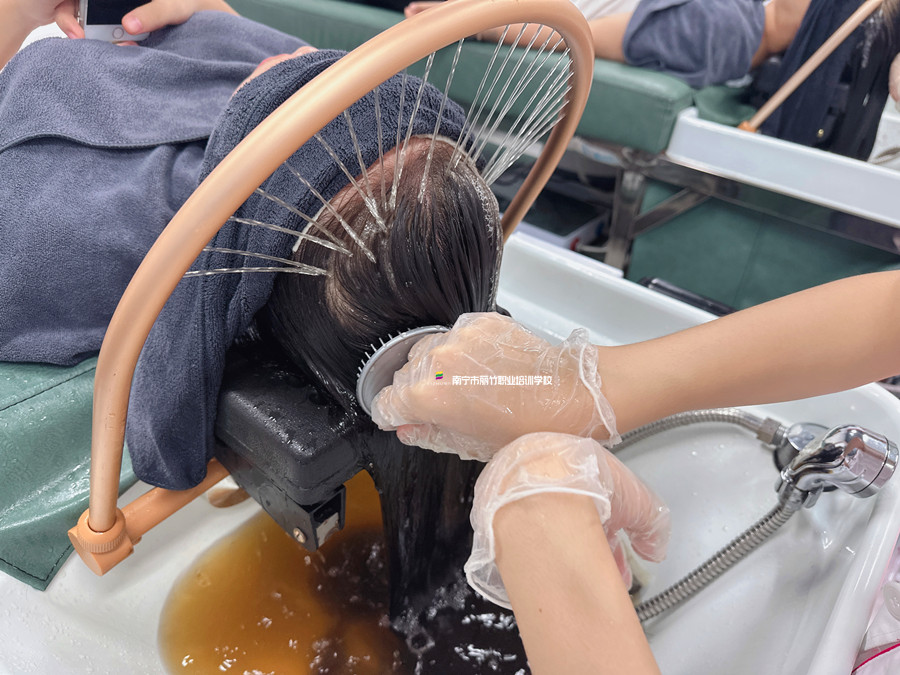 艾葉煮水洗頭好處？廣西頭療養(yǎng)發(fā)學校講解