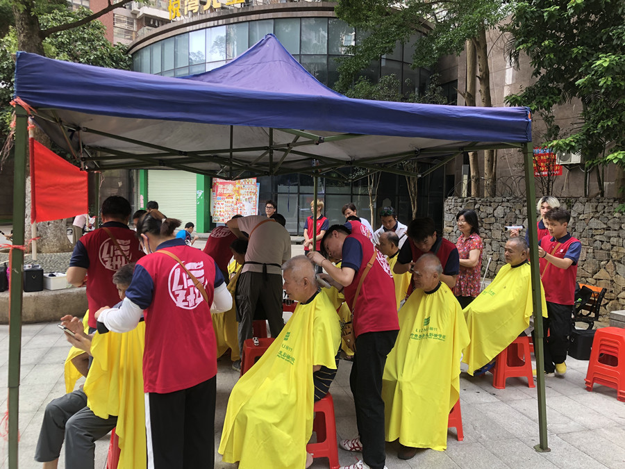 廣西美發(fā)職業(yè)學(xué)校開展“學(xué)雷鋒”免費(fèi)理發(fā)活動。