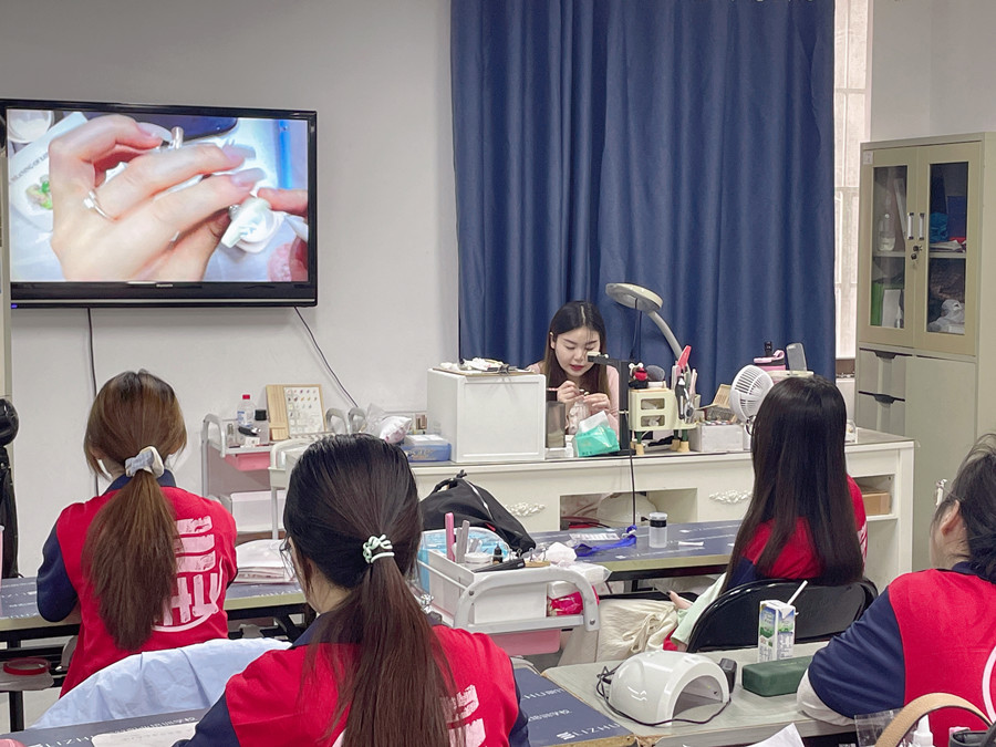 廣西學(xué)美甲有前途嗎？廣西美甲行業(yè)的前景如何？