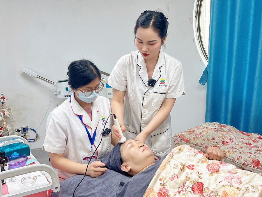定期深層清潔面部肌膚的好處，廣西美容護膚學習