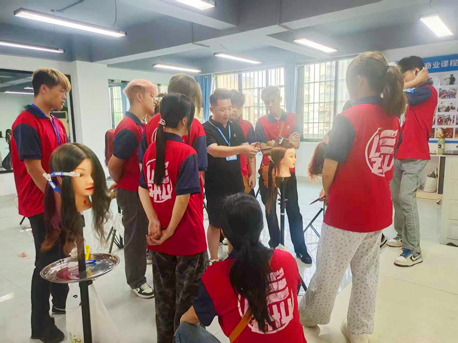 高層次鎖骨發(fā)的特點(diǎn)，0基礎(chǔ)學(xué)剪發(fā)