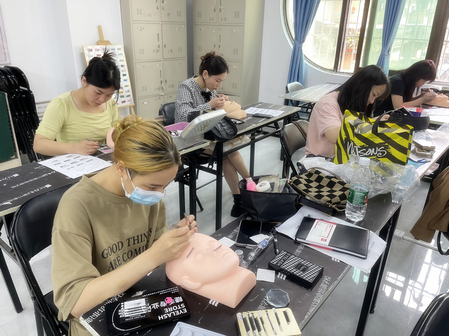 睫毛的基礎(chǔ)知識，南寧美甲培訓(xùn)正規(guī)講解