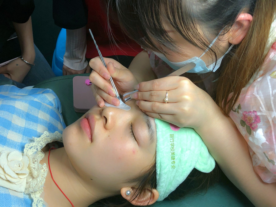 美睫師拿鑷子的標(biāo)準(zhǔn)，美睫教學(xué)零基礎(chǔ)