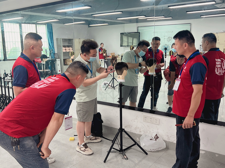 學美發(fā)0基礎(chǔ)，廣西美發(fā)專業(yè)學校手把手教學