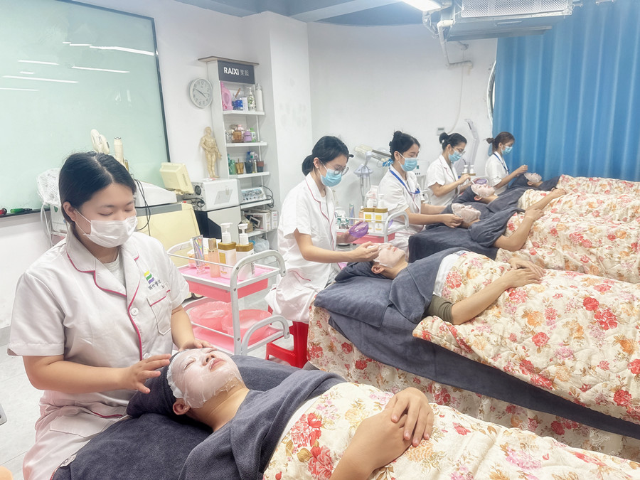 面部護理實操課堂練習(xí)，南寧美容護膚實訓(xùn)