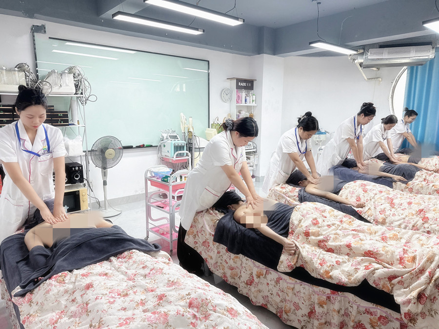 零基礎(chǔ)背部按摩實操課，廣西美容課堂隨拍