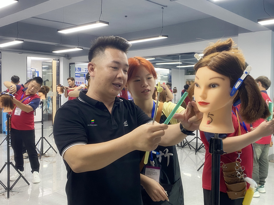 南寧美發(fā)女士精剪學(xué)員操作，南寧美發(fā)訓(xùn)練