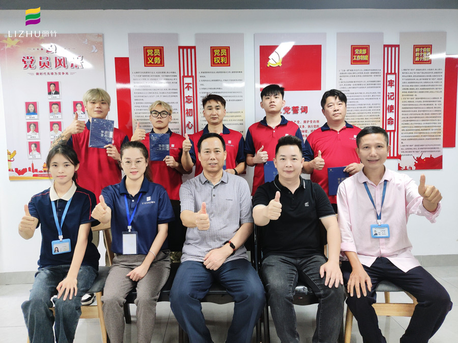 廣西美發(fā)學(xué)校畢業(yè)，校長頒發(fā)證書寄祝福