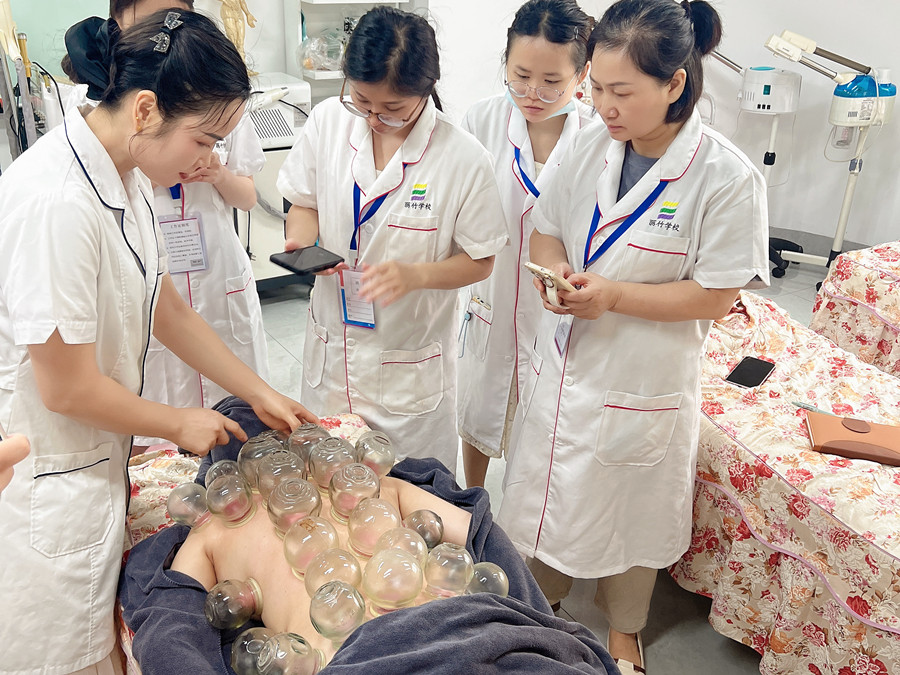 廣西美容真人實(shí)操，解鎖背部拔罐新技能