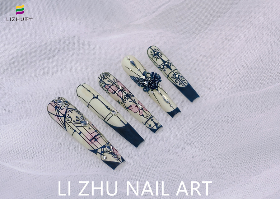 手繪花窗美甲，南寧美甲設(shè)計(jì)作品賞析