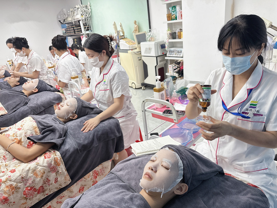 初秋面部補(bǔ)水護(hù)理，廣西皮膚管理操作講解