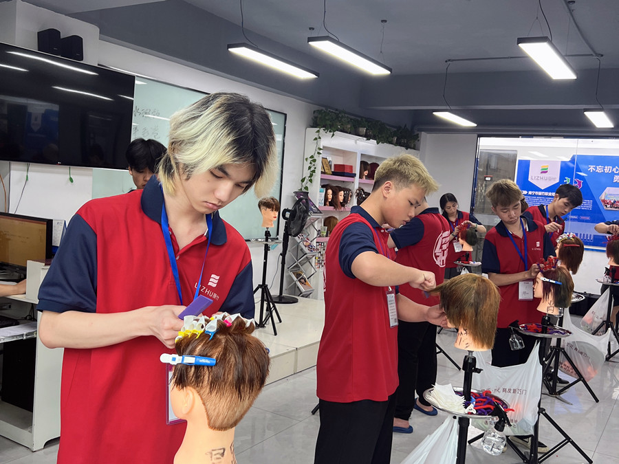 南寧學(xué)花式燙發(fā)課堂：定位燙