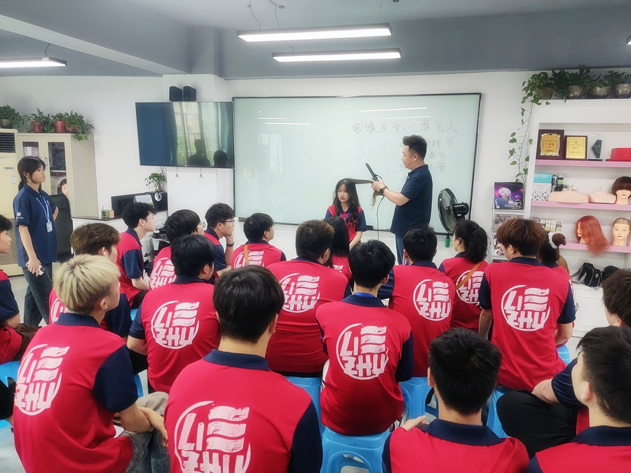 通用燙發(fā)后打理技巧，廣西燙染專業(yè)學(xué)校分享