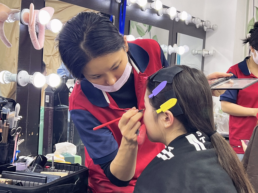 廣西彩妝實(shí)操，記錄同學(xué)們的每次努力