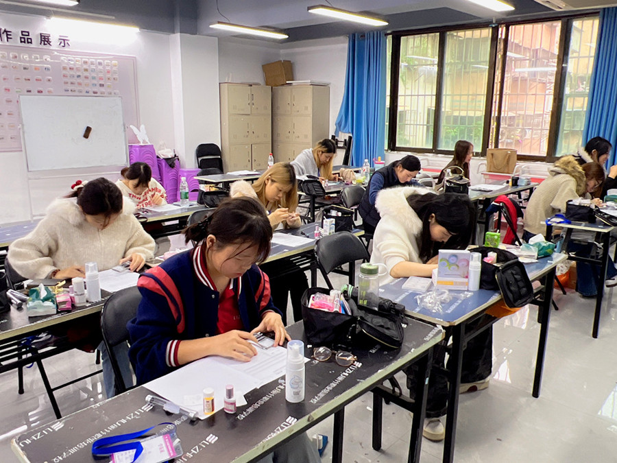 學(xué)美甲零基礎(chǔ)，南寧美甲美睫學(xué)校