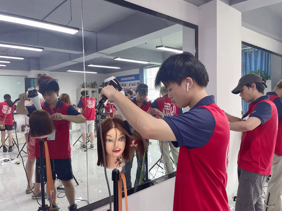 洗完頭應(yīng)不應(yīng)該包頭發(fā)？廣西美發(fā)教學(xué)