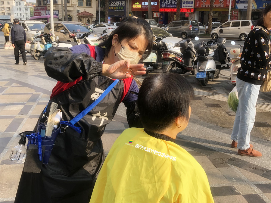 南寧剪發(fā)培訓(xùn)：新手如何挑選美發(fā)剪刀？