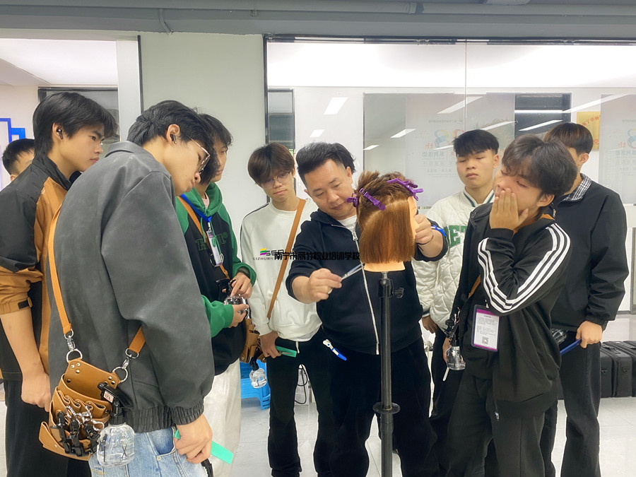 圓形層次修剪，廣西剪發(fā)技術(shù)學(xué)校