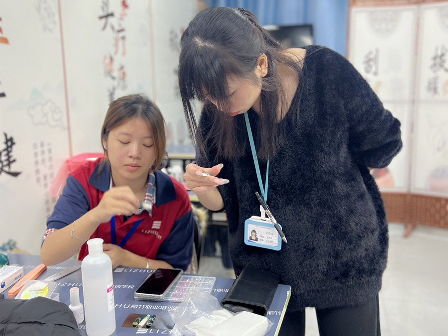 輕奢綠色貓眼美甲，南寧專業(yè)美甲學(xué)校學(xué)員作品