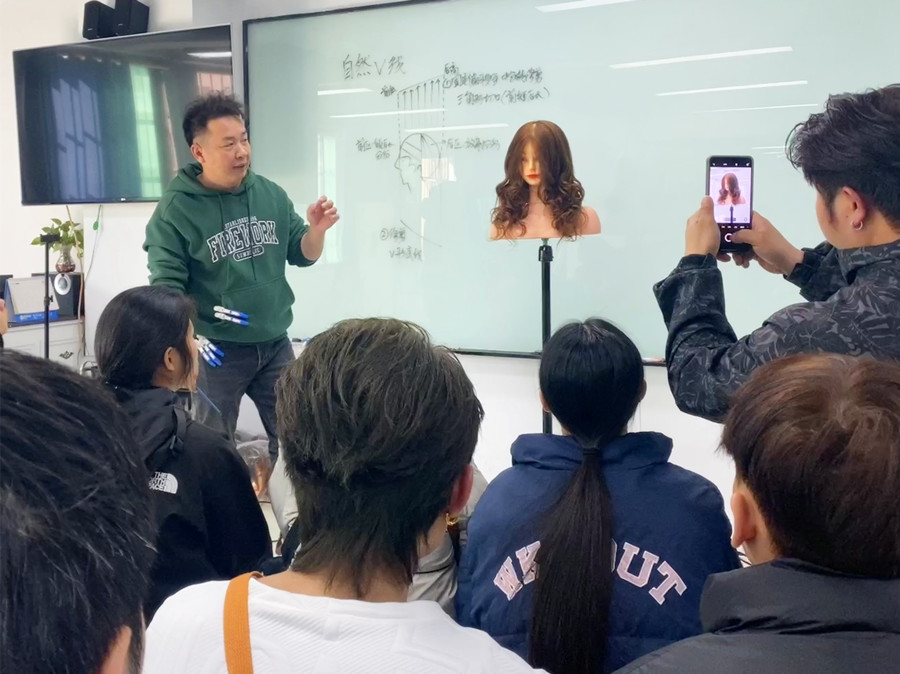 自然V線修剪手法，從零開始學(xué)美發(fā)